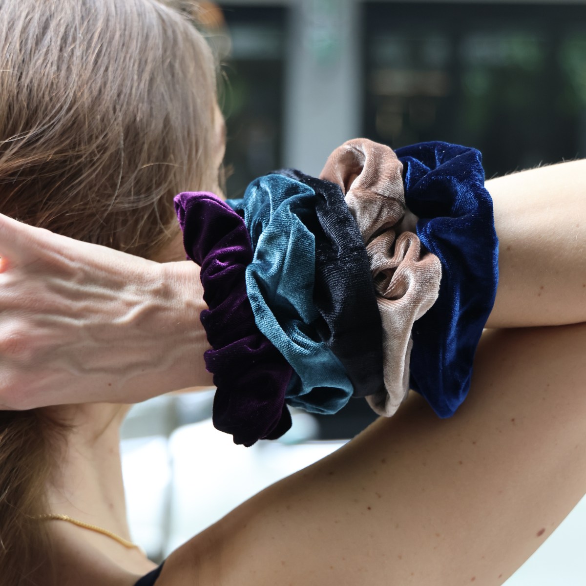 CAMILLA Samt Scrunchie